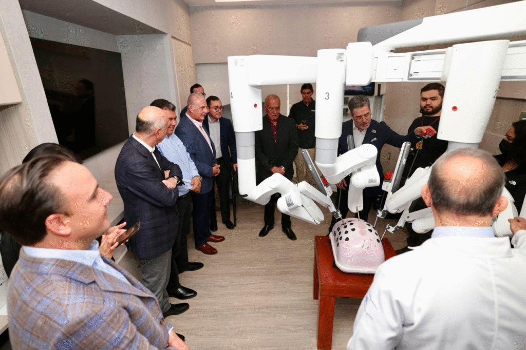Manolo Jiménez Salinas y Román Cepeda González colocan la primera piedra del Centro Oncológico y remodelación total del Hospital Ángeles Torreón